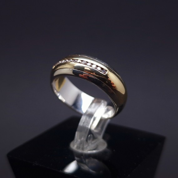 Gold ring with diamonds