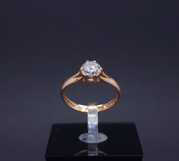 Gold ring with zircon