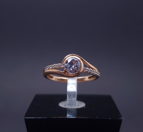 Gold ring with zircons