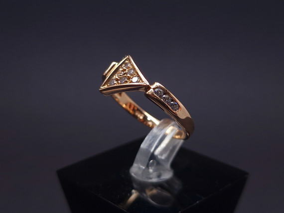 Gold ring with zircons