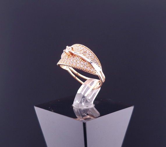 Gold ring with zircons