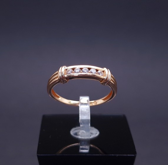 Gold ring with zircons