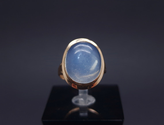 Gold ring with colored stone