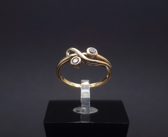 Gold ring with zircons