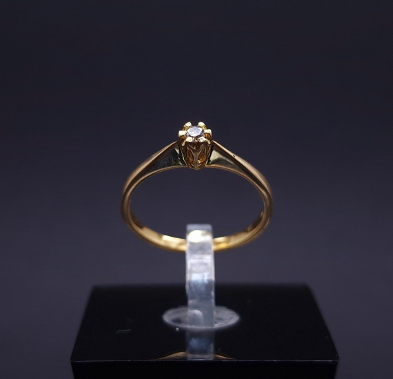 Gold ring with diamond