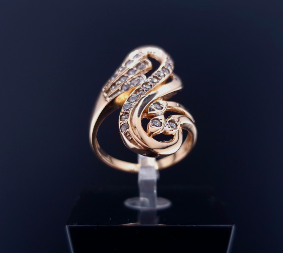 Gold ring with zircons
