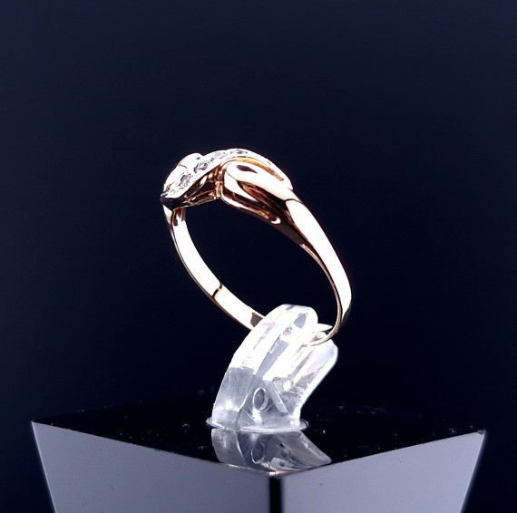 Gold ring with zircons