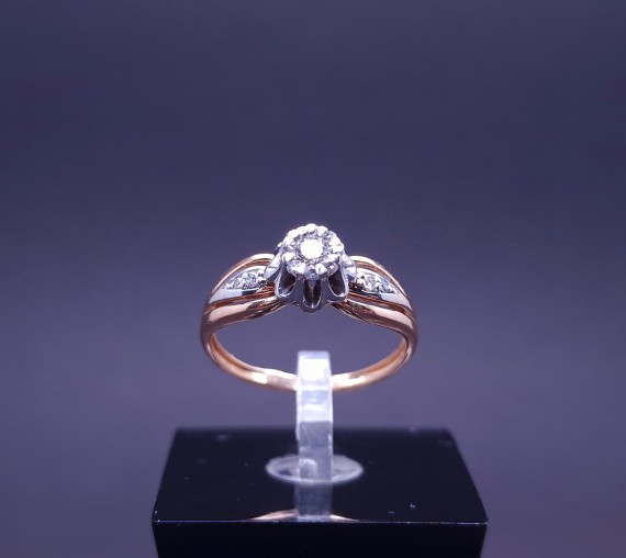 Gold ring with diamonds