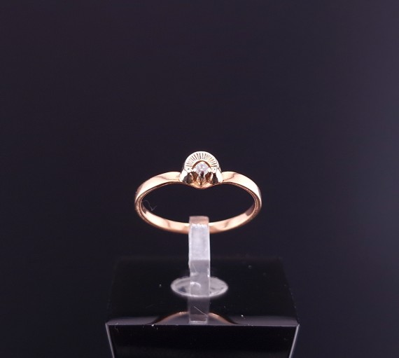 Gold ring with zircon