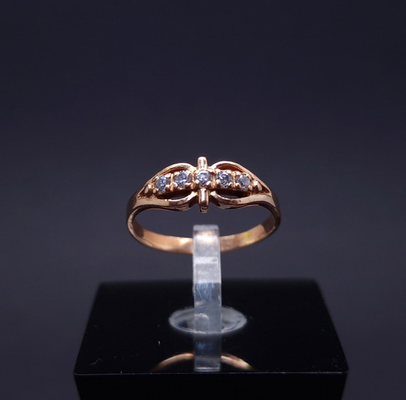 Gold ring with zircons