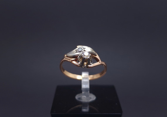 Gold ring with zircons