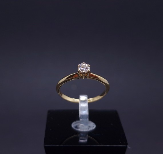 Gold ring with diamond