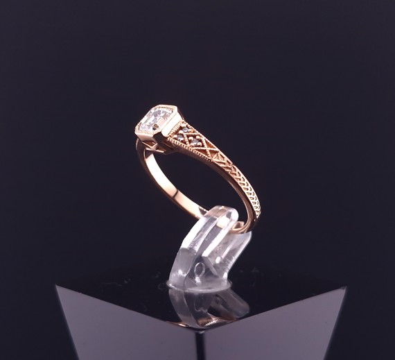 Gold ring with diamonds