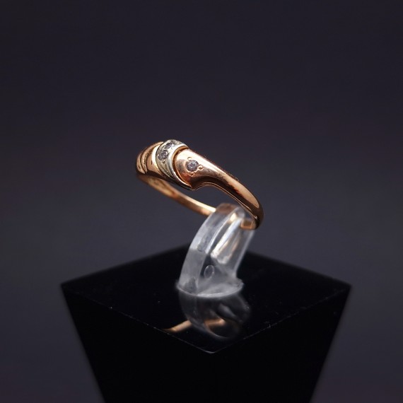 Gold ring with zircons