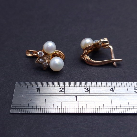 Gold earrings with zircons and pearl