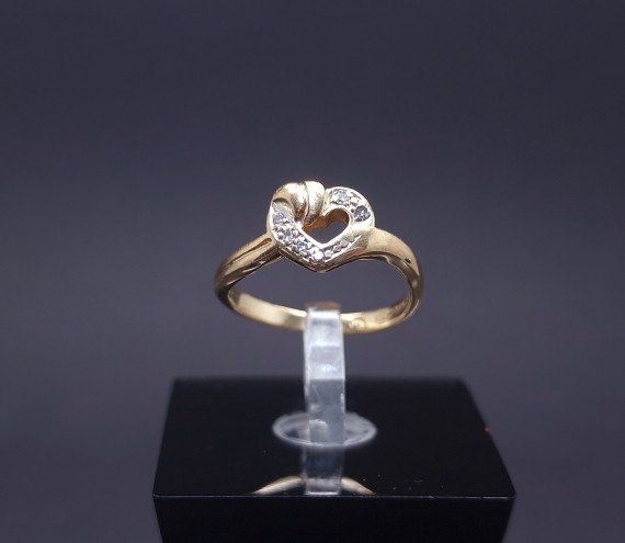 Gold ring with diamonds