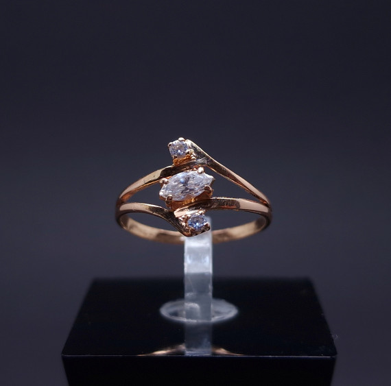 Gold ring with zircons