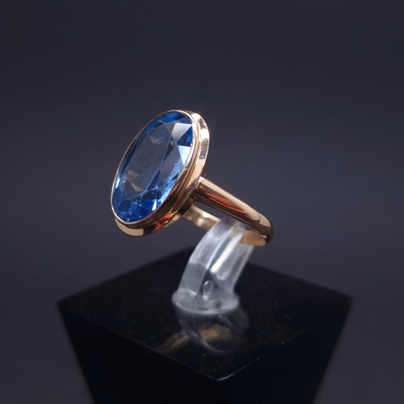 Gold ring with colored stone