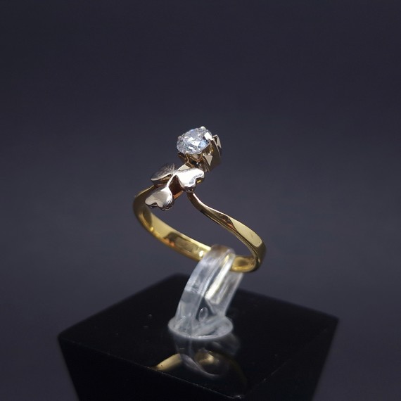 Gold ring with diamond