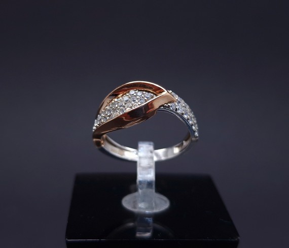 Gold ring with zircons