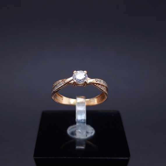 Gold ring with zircons