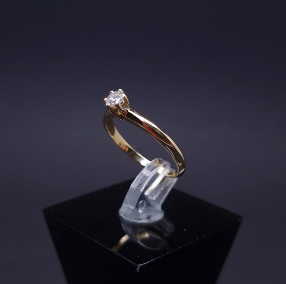 Gold ring with diamond