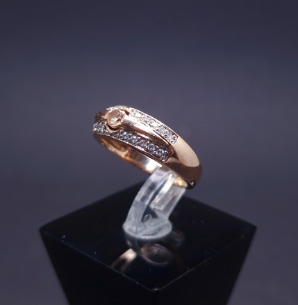 Gold ring with zircons