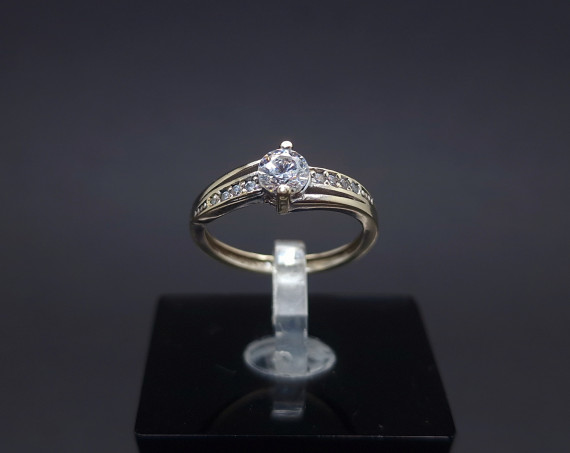 Gold ring with zircons