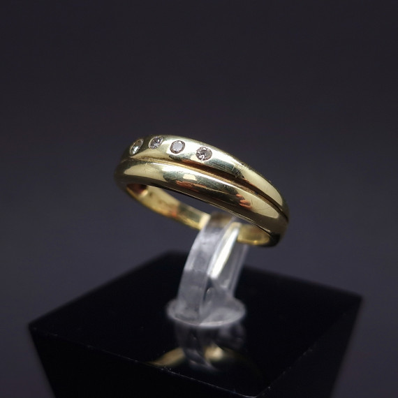 Gold ring with diamonds