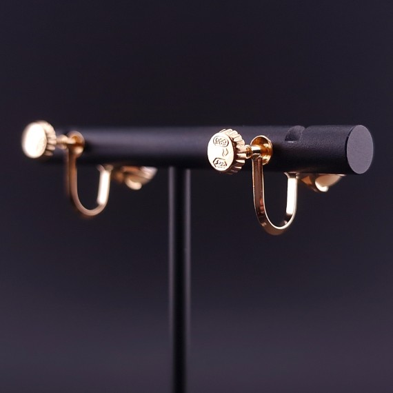 Gold earrings with pearls