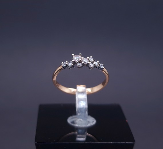 Gold ring with zircons