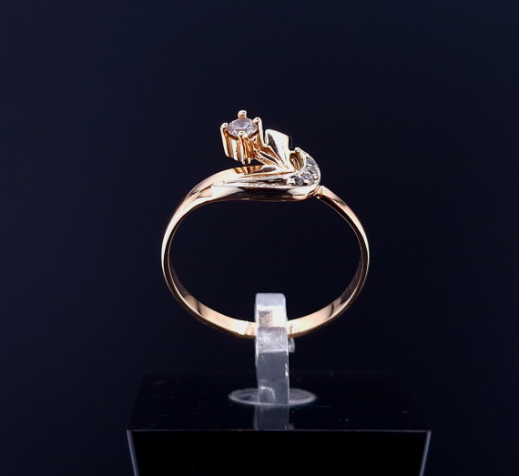 Gold ring with zircons