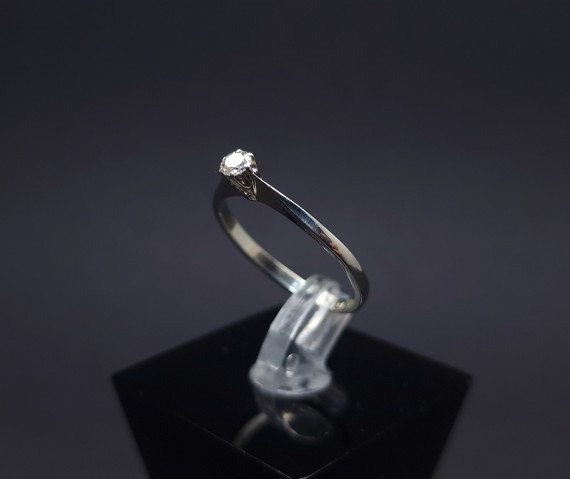 White gold ring with diamond