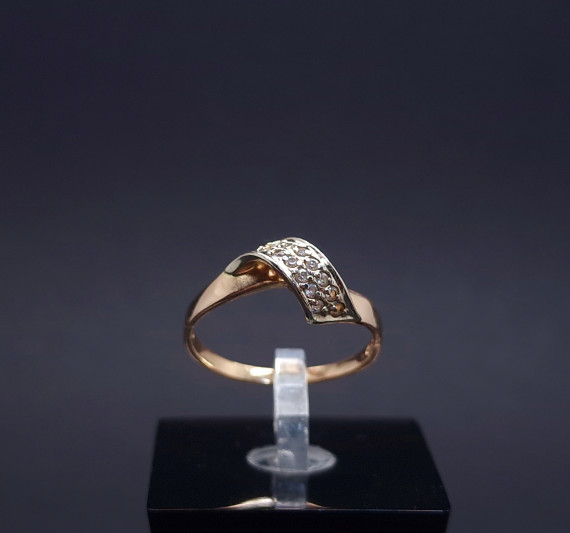 Gold ring with zircons