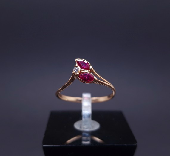 Gold ring with colored stones