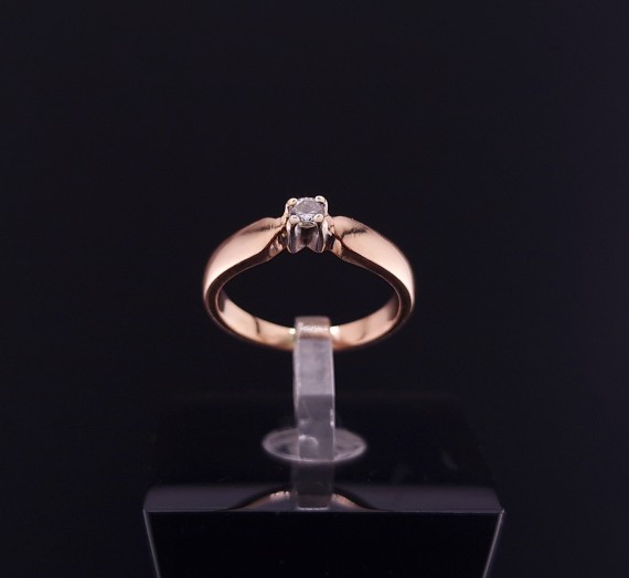 Gold ring with diamond