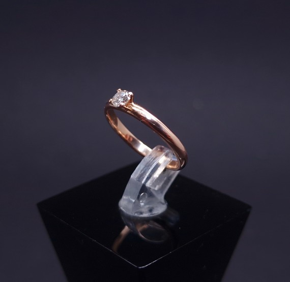 Gold ring with diamond