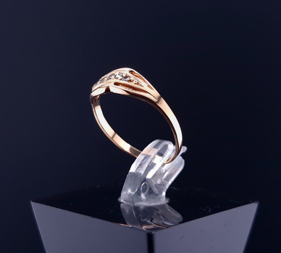 Gold ring with zircons