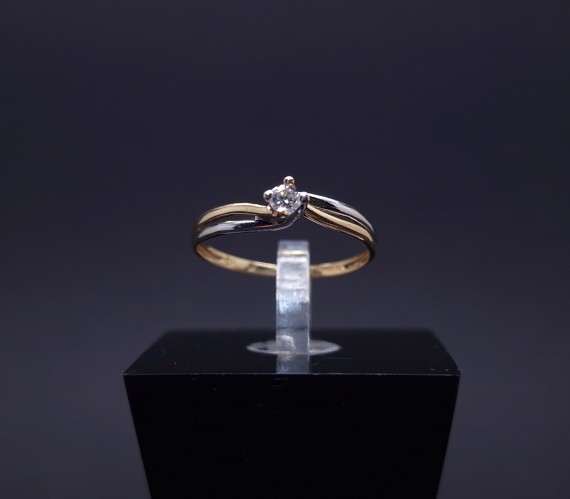 Gold ring with diamond