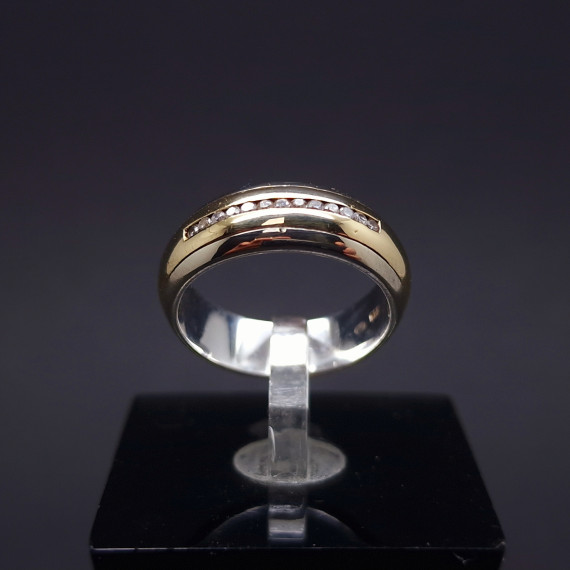 Gold ring with diamonds