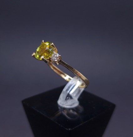 Gold ring with diamonds and colored stone