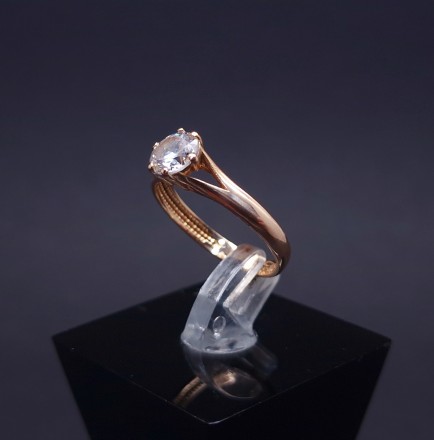 Gold ring with zircon