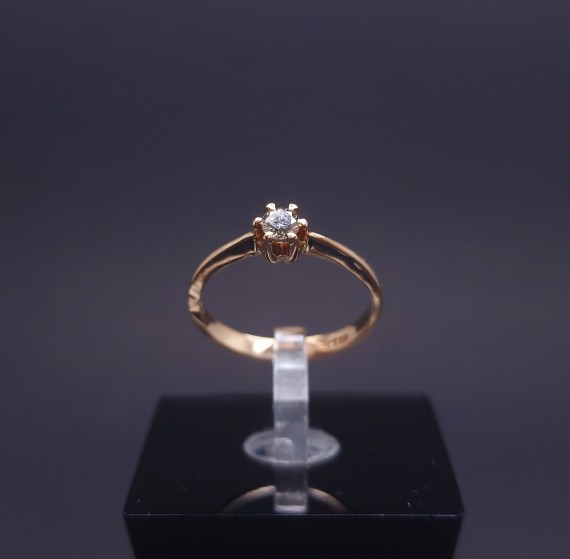 Gold ring with diamond