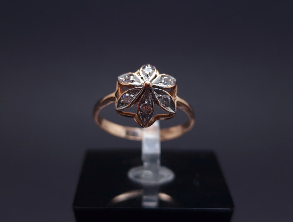 Gold ring with zircons