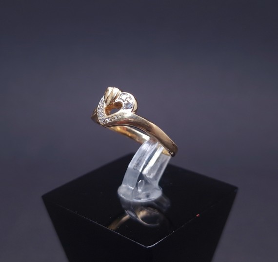 Gold ring with diamonds