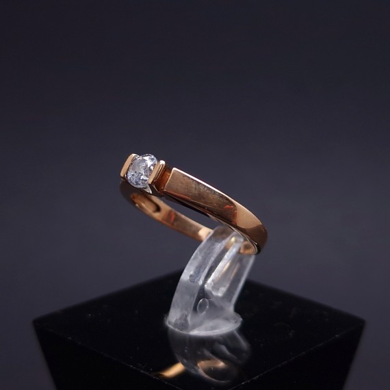 Gold ring with zircon