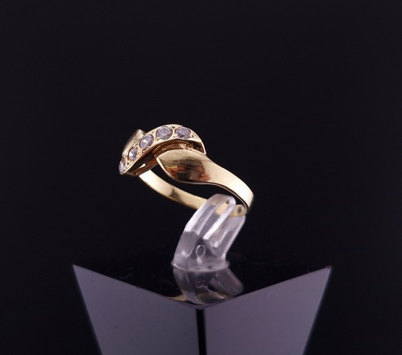 Gold ring with zircons