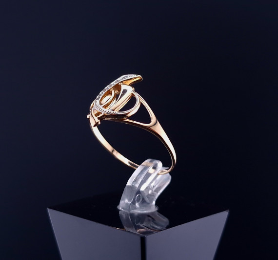 Gold ring with zircons