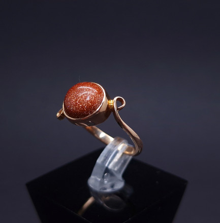 Gold ring with colored stone