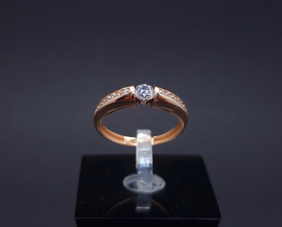 Gold ring with zircons